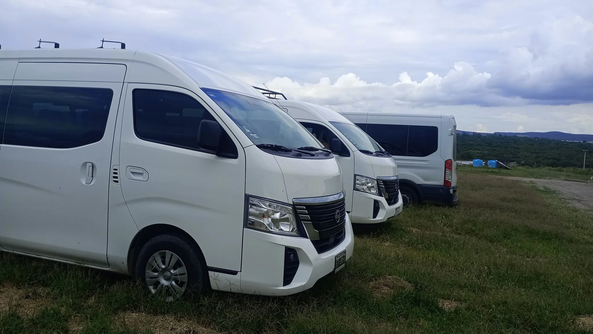 Flotilla de camionetas blancas para transporte turístico